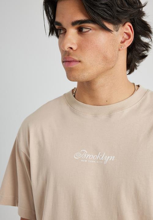 Factorie - Relaxed Fit Graphic T Shirt - Uc Beige/Brooklyn Crest