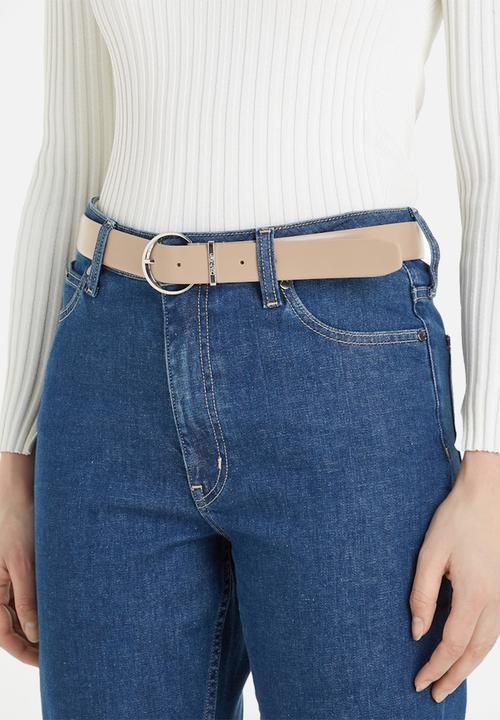Calvin Klein - Must round buckle belt-beige