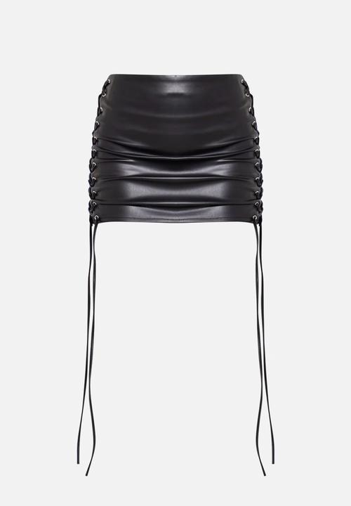 PrettyLittleThing - Premium Faux Leather Lace Front Micro Mini Skirt - Black