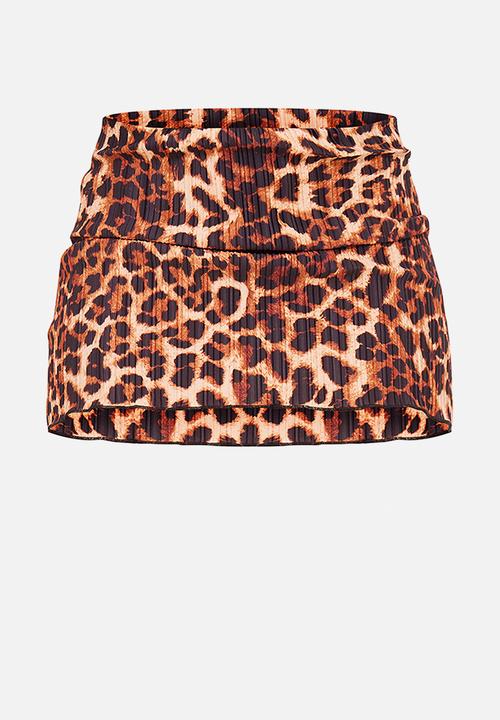 PrettyLittleThing - Leopard Low Rise Plisse Micro Mini Skirt - Brown