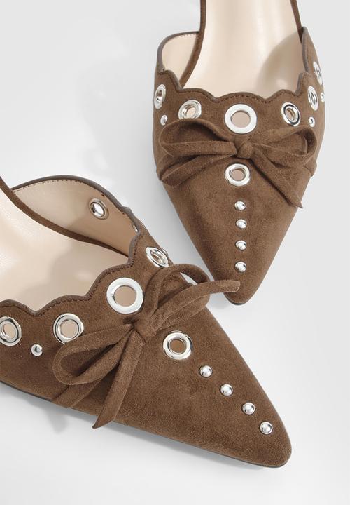 boohoo - Eyelet Bow Backless Court Shoes - chocolate