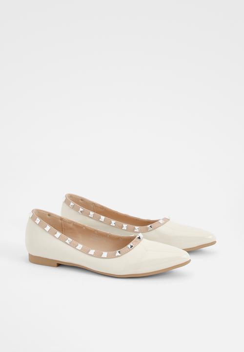 boohoo - Stud Detail Pointed Ballerina - Off White