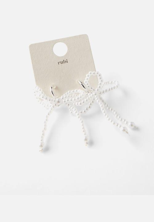 Rubi - Small charm earring- up pearl bows