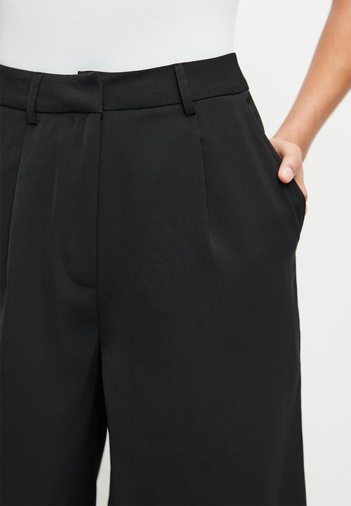 edit - Formal walk short - black