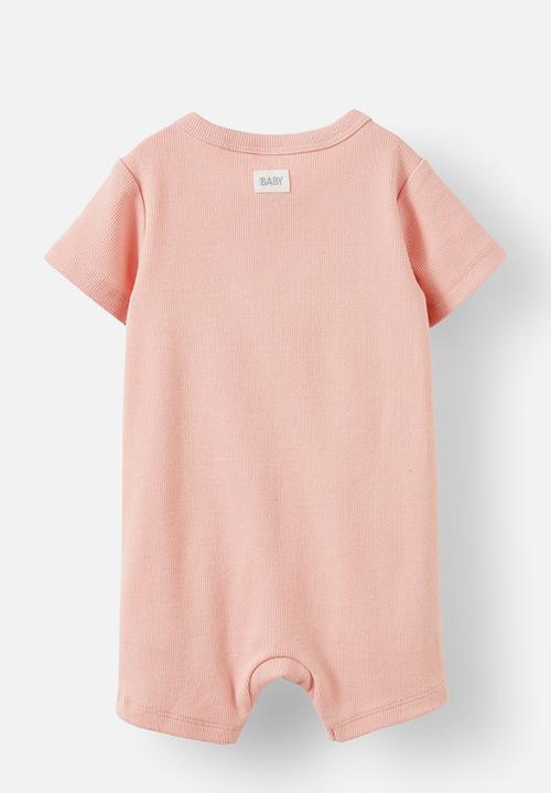 Cotton On - The short sleeve zip romper - mellow peach/happy cherry applique