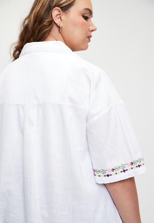 Cotton On - Plus haven short sleeve shirt - white embroidery