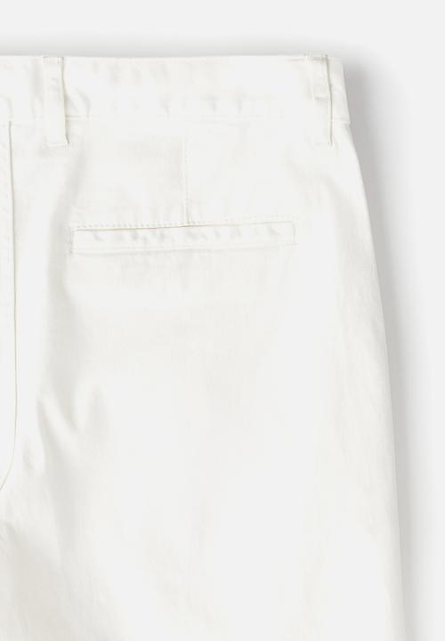H&M - Regular fit chino shorts - cream 