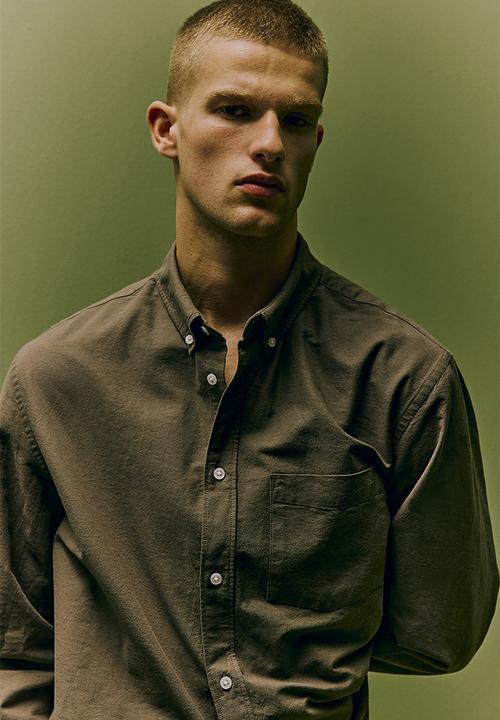 H&M - Regular fit oxford shirt - dark khaki green 