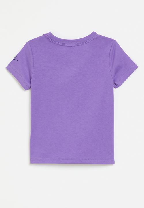 Nike - Nkg printed club graphic tee - black raspberry