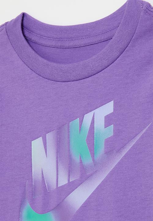 Nike - Nkg printed club graphic tee - black raspberry