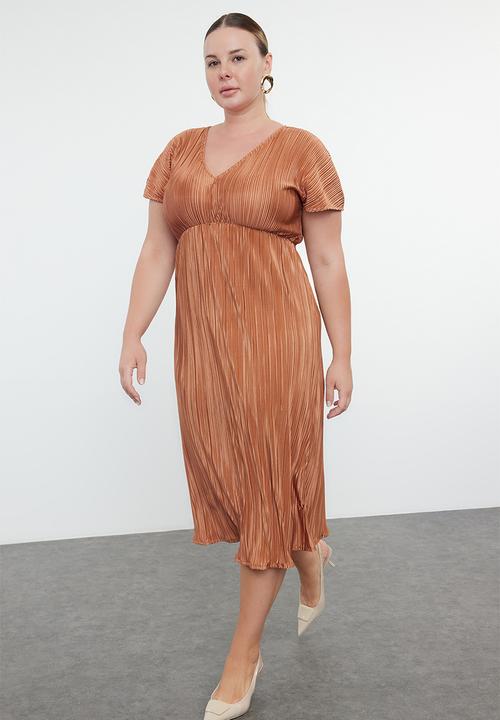 Trendyol - Reversible Pleated Midi Plus Size Dress - Brown 