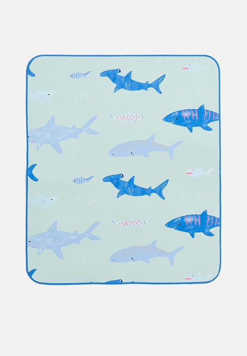 H&M - Patterned picnic blanket - light green sharks