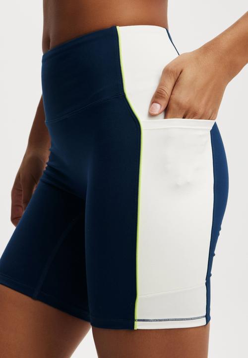 Cotton On - Ultra Soft Track Bike Short - Dark water / coconut milk