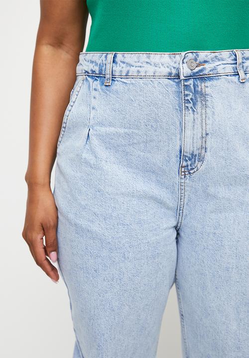 boohoo - Plus Pleated At Waist Roll Hem Mom Jeans - Acid Wash Light Blue