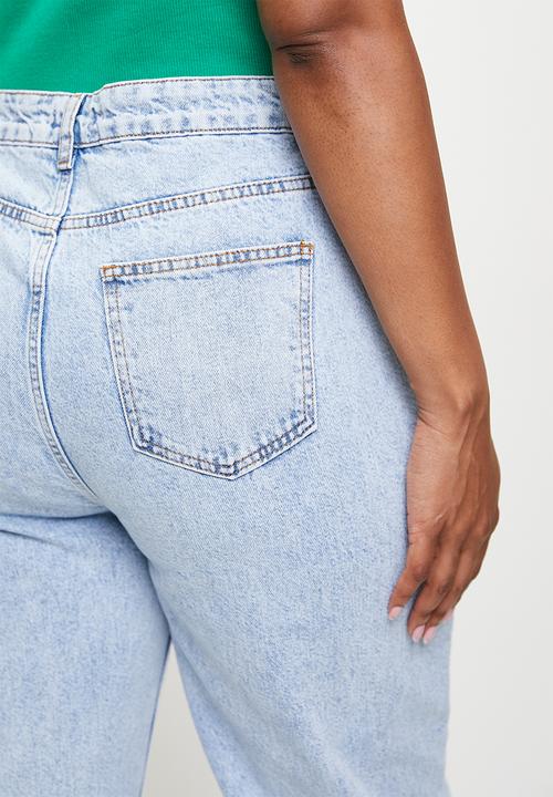 boohoo - Plus Pleated At Waist Roll Hem Mom Jeans - Acid Wash Light Blue