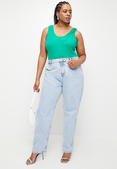 boohoo - Plus Pleated At Waist Roll Hem Mom Jeans - Acid Wash Light Blue