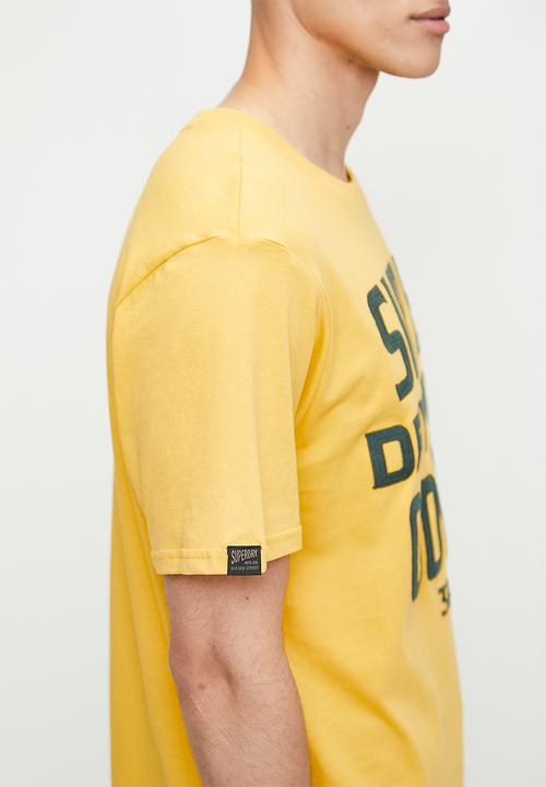 Superdry. - Embroidered script graphic tee - ochre