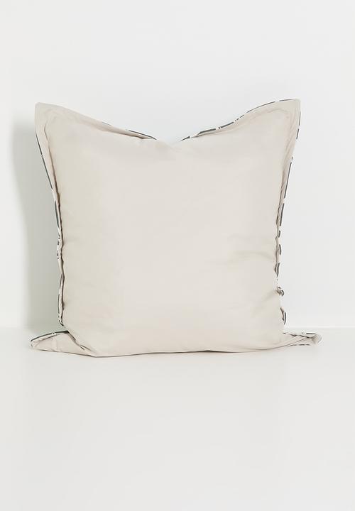 Grey Gardens - Night flower cushion cover - Green