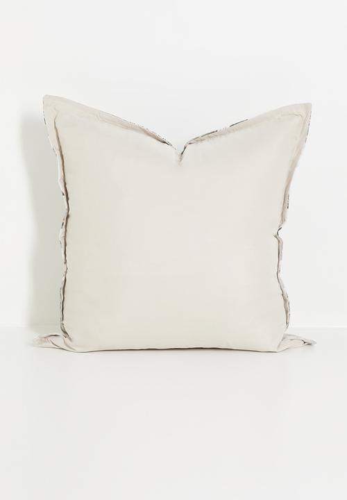 Grey Gardens - Wild protea cushion cover - Multi