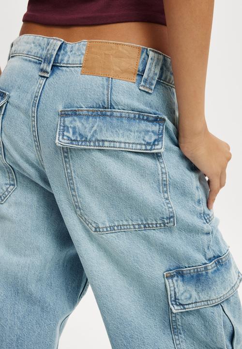 Cotton On - Relaxed Cargo Jean - Sunfaded Blue