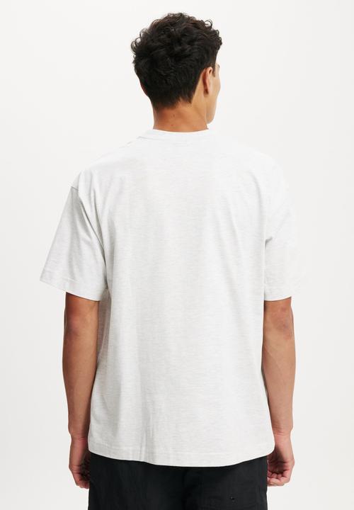 Cotton On - Box Fit Graphic T-Shirt - White Marle/Stolkholm Sessions