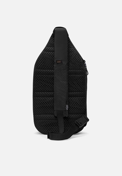 Nike - Nike Essentials