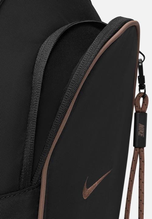Nike - Nike Essentials