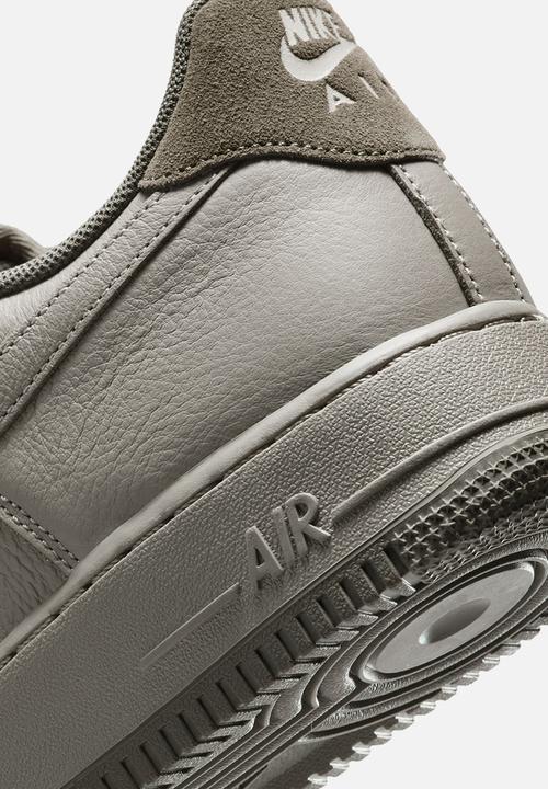 Nike - AIR FORCE 1 '07 LV8