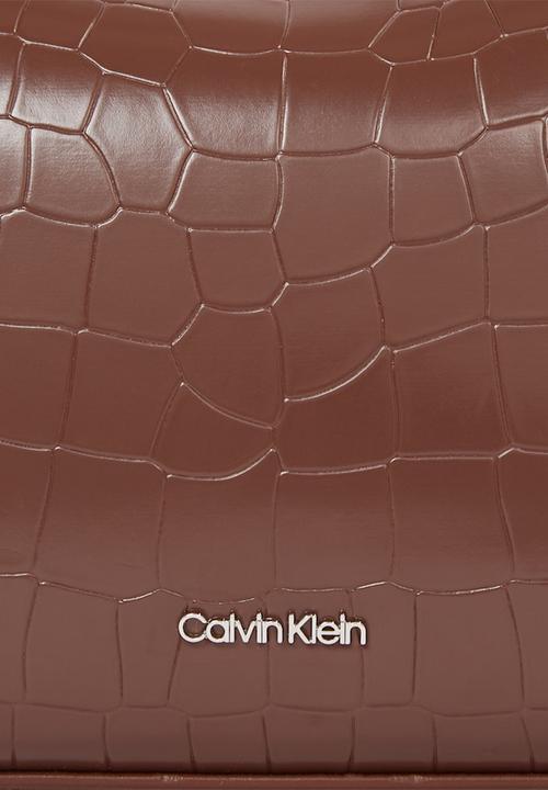 Calvin Klein - Ck must conv crossbody - croco-cioccolate lab croco