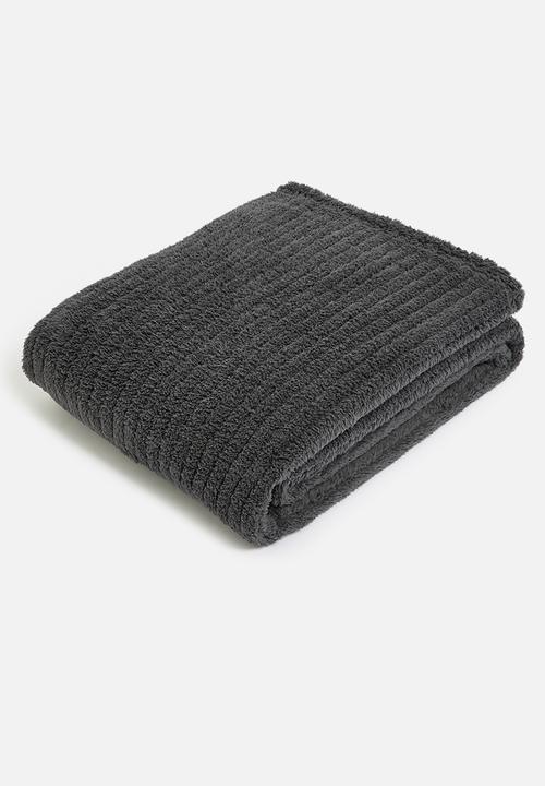 Sixth Floor - Shaggy Ribbed Fleece Bed Throw - Charcoal