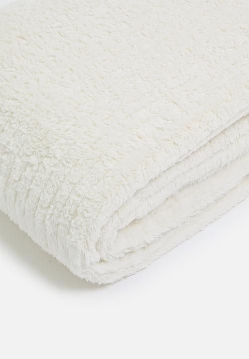 Sixth Floor - Shaggy Ribbed Fleece Bed Throw - Winter White