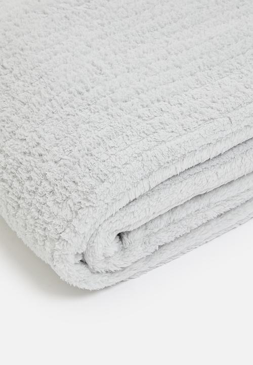 Sixth Floor - Shaggy Ribbed Fleece Bed Throw - Silver