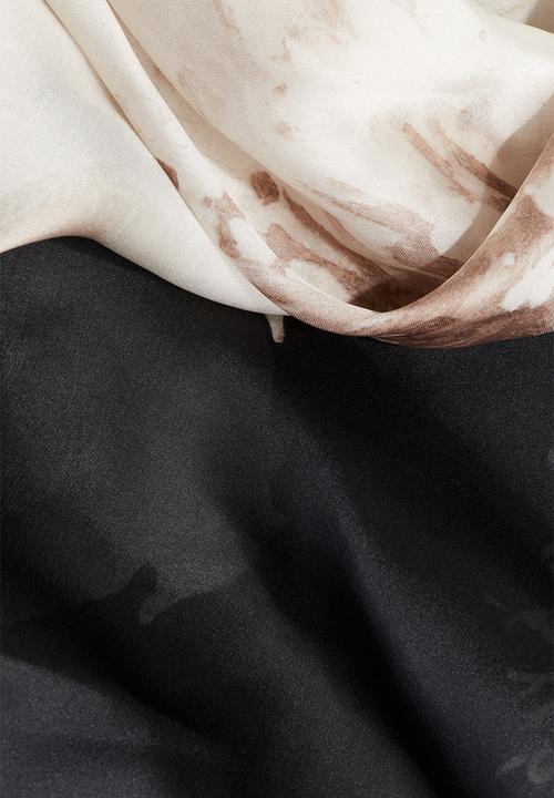 H&M - Patterned scarf - black flower