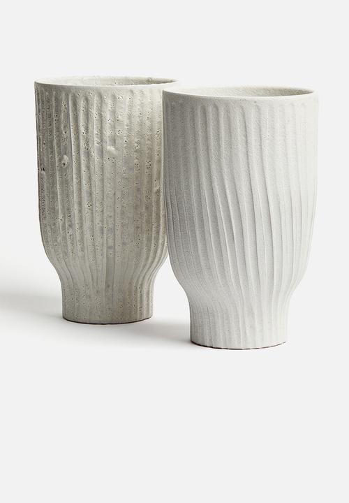 H&M - Tall terracotta vase - white