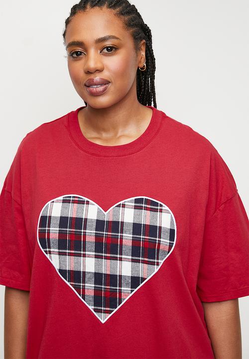 Cotton On - Plus 90S Graphic T-Shirt Nightie - Warm Cherry/Gingham Heart