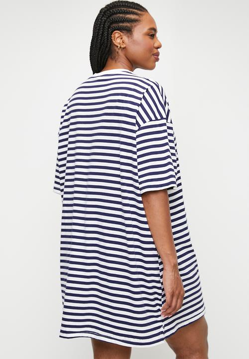 Cotton On - Plus 90S Graphic T-Shirt Nightie - Navy Vision/Coconut Milk Cherry