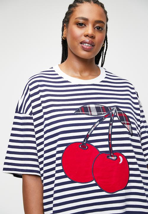 Cotton On - Plus 90S Graphic T-Shirt Nightie - Navy Vision/Coconut Milk Cherry
