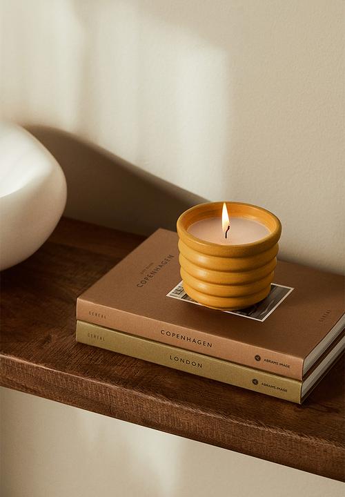H&M - Scented candle in a stoneware holder - yellow/yuzu blossom 