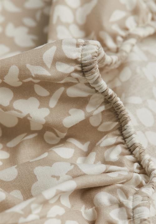 H&M - Patterned cotton fitted sheet - beige floral