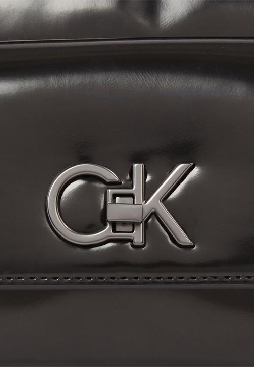 Calvin Klein - Re-lock camera bag_shiny - ck black