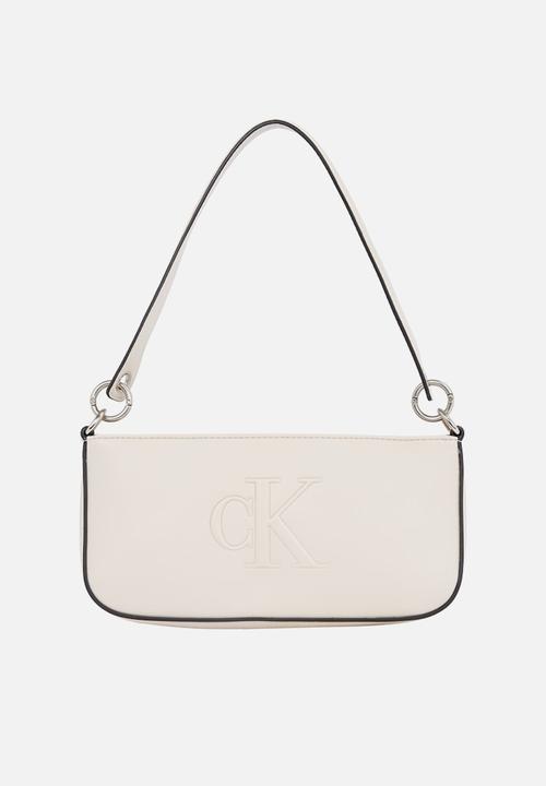 Calvin Klein - Sculpted shoulder pouch25 deboss - beige