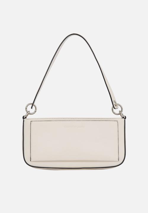 Calvin Klein - Sculpted shoulder pouch25 deboss - beige