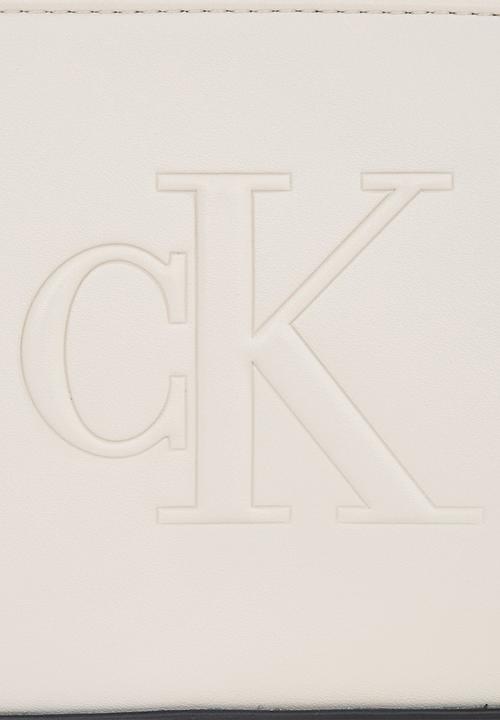 Calvin Klein - Sculpted shoulder pouch25 deboss - beige