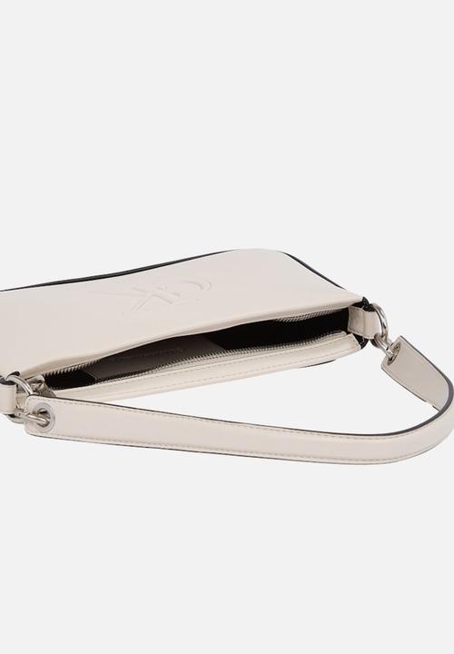 Calvin Klein - Sculpted shoulder pouch25 deboss - beige