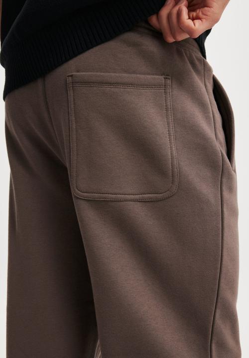 Cotton On - Baggy Cuffed Track Pant - Washed Chocolate