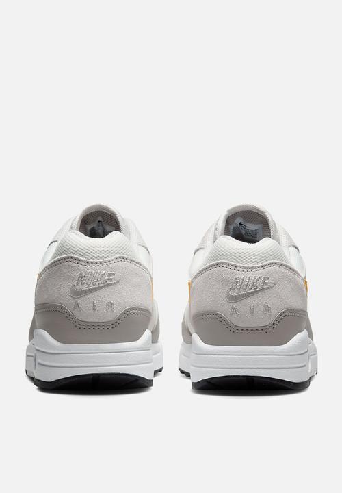 NIKE AIR MAX 1 ESS - SUMMIT WHITE/UNIVERSITY GOLD-VAST GREY