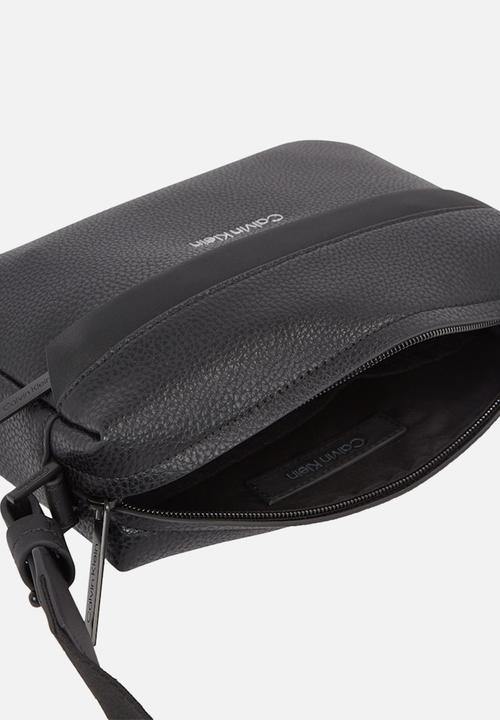 Calvin Klein - Ck Must Camera Bag - Ck Black Pebble