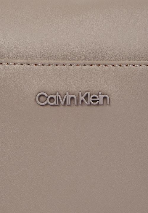 Calvin Klein - Clean Essential Cube Reporter - Cinder
