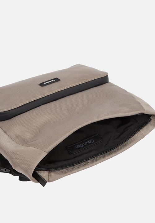 Calvin Klein - Ck Essential Tech Xbody - Brindle