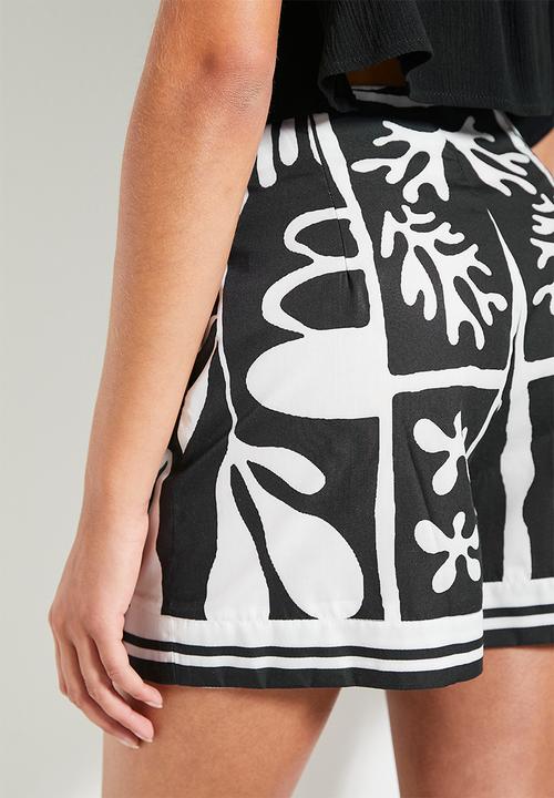 Superbalist - Border wrap mini skort - black potato print